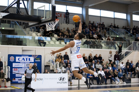 © Sebastian Dühring Noah Kamdem (#17; CATL Basketball Löwen) BARMER 2. Basketball Bundesliga ProB Süd: CATL Basketball Löwen vs. Porsche BBA Ludwigsburg; Riethsporthalle Erfurt; 10.03.2024
