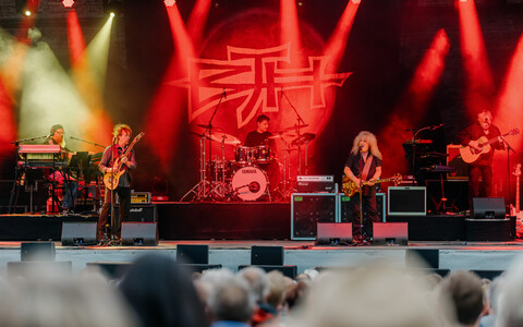 Barclay James Harvest feat. Les Holroyd