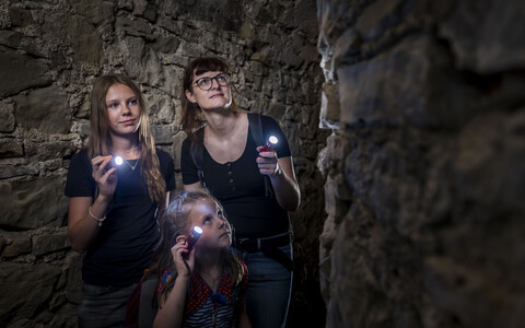 Funzelführung mit Taschenlampen in den Horchgängen der Zitadelle Petersberg