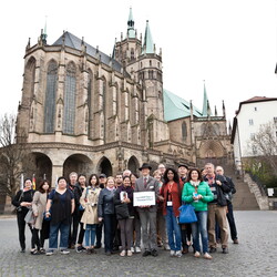 Journalisten vor dem Erfurter Dom