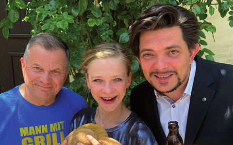 Mann mit Grill sucht Frau mit Kohle