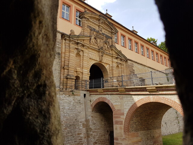 Photo: Petersberg Eingang; ©ETMG Petersberg_Eingang_Mauer_2017_ETMG_CC0