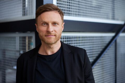 PR-, Portrait- Autorenfotos von Herrn Michael Nast, Autor, für diverse PR- und PRESSEZWECKE im Rahmen der Veröffentlichung seines neuen Buches (ET 2024): „Weil da irgendetwas fehlt - Von der Liebe, dem Leben und anderen Missverständnissen“ im Piper Verlag GmbH  Location: Das Studio, Prinzessinenstraße 2, 10969 Berlin Datum: 21. Juli 2023  digital fotografiert, 41 x 62 cm, 300 dpi  Beauftragt von: Raphaela Vocke, Bildredaktion,  Art Direction,  Piper Verlag GmbH  Georgenstr. 4  80799 München  Tel.      +49 89 381801 54  Fax      +49 89 381801 591  E-Mail:  Raphaela.Vocke@piper.de  www.piper.de  www.berlinverlag.de   - Abbildungs und Verwendungsrechte gemeass Vereinbarung  - APPROVAL  - retuschiert  - Ready To Print  - sämtlich Persönlichkeitsrechte der auf den Fotos abgebildeten Personen und Rechte Dritter, werden vom Auftraggeber vertraglich geklärt und abgegolten,   Foto + © Steffen Jänicke 2025 www.steffen-jaenicke.de Rechte gemaess Vereinbarung