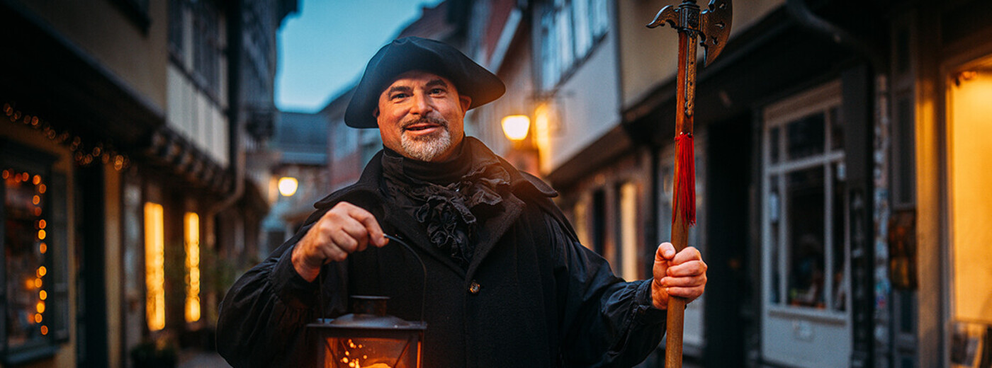 Altstadtführungen und -rundfahrten, romantische Abendspaziergänge u. v . m.